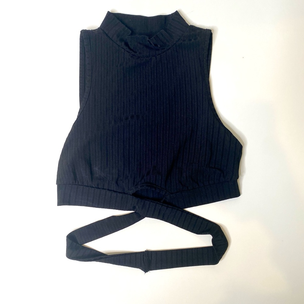 Chic Black Sleeveless Crop Top with Modern Design size small
